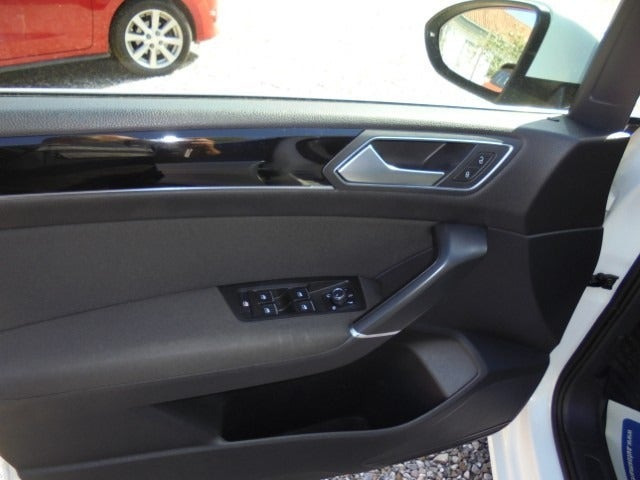 Hvid VW Touran fra 2018