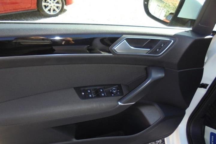 Hvid VW Touran fra 2018