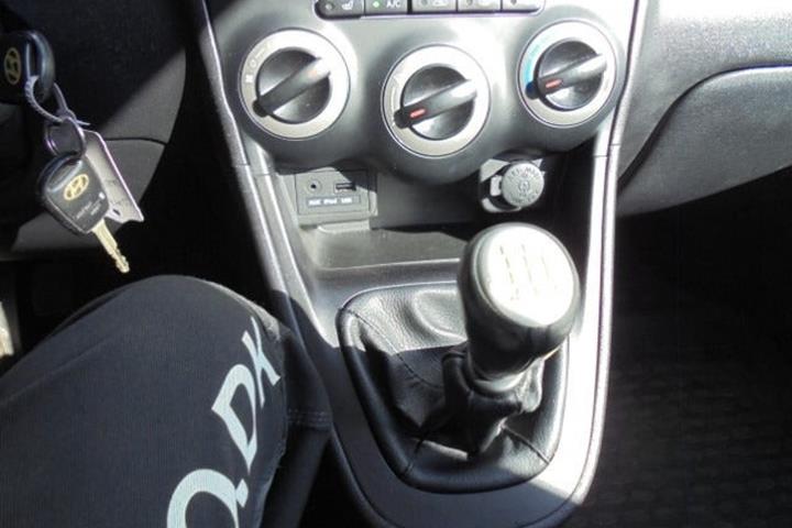 Grå Hyundai i10 fra 2013