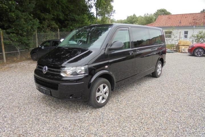 Sort VW Caravelle fra 2014 set udefra