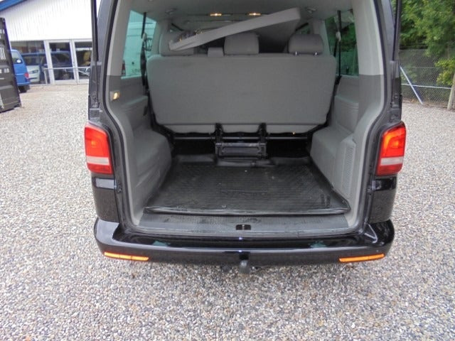 Sort VW Caravelle fra 2014