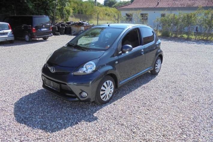 Grå Toyota Aygo fra 2013