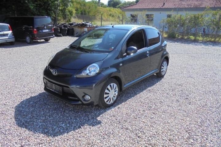 Grå Toyota Aygo fra 2013 set udefra