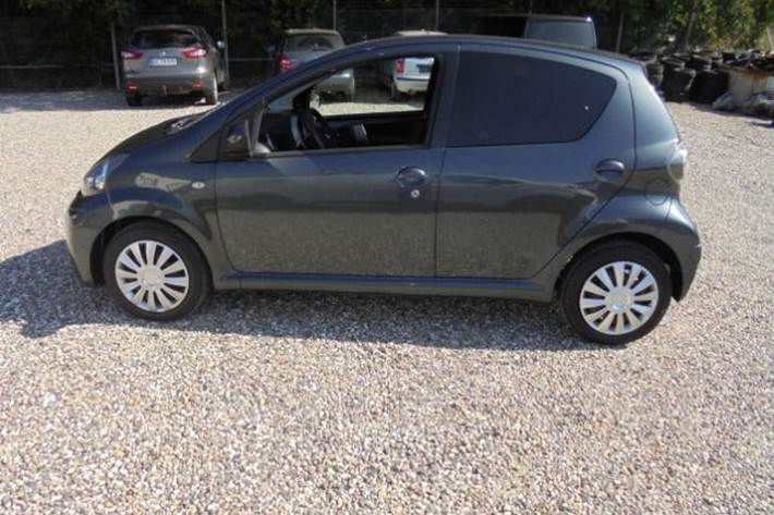 Grå Toyota Aygo fra 2013
