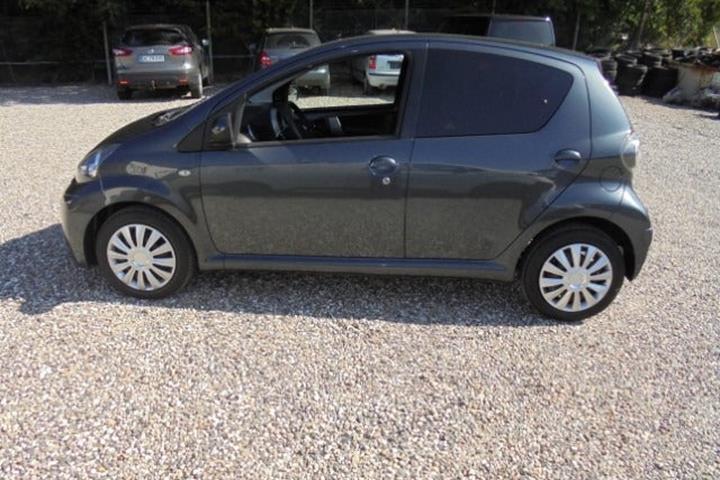 Grå Toyota Aygo fra 2013