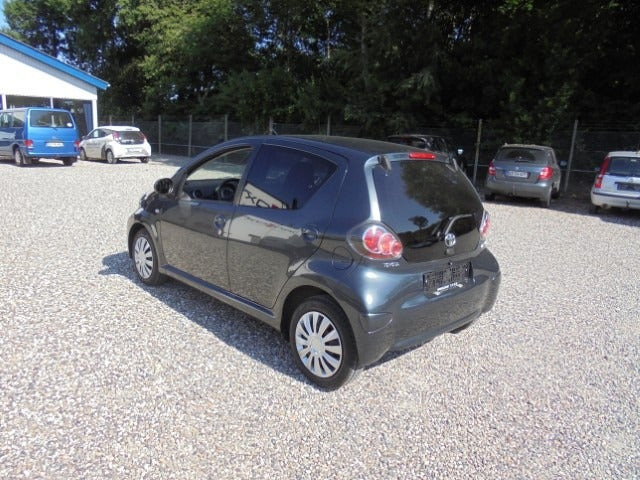 Grå Toyota Aygo fra 2013