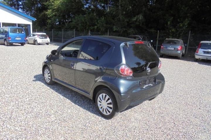 Grå Toyota Aygo fra 2013