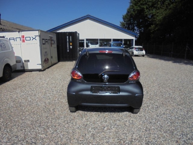 Grå Toyota Aygo fra 2013