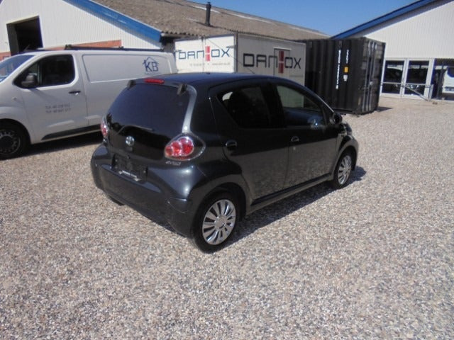 Grå Toyota Aygo fra 2013