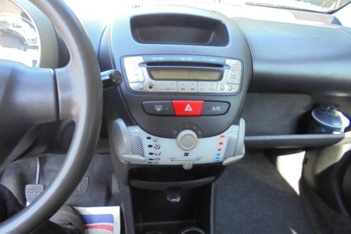 Grå Toyota Aygo fra 2013