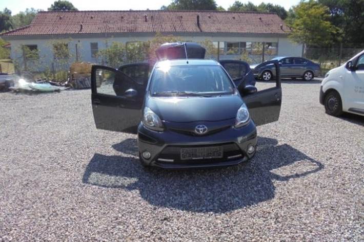 Grå Toyota Aygo fra 2013