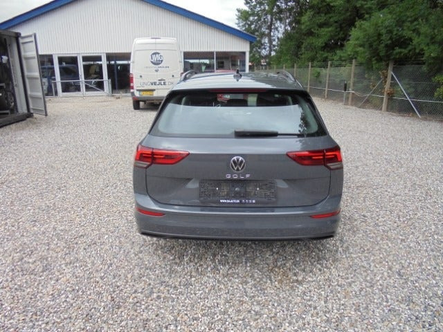 Grå VW Golf VIII fra 2022