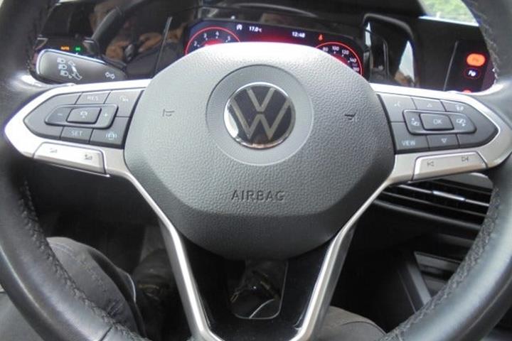 Grå VW Golf VIII fra 2022