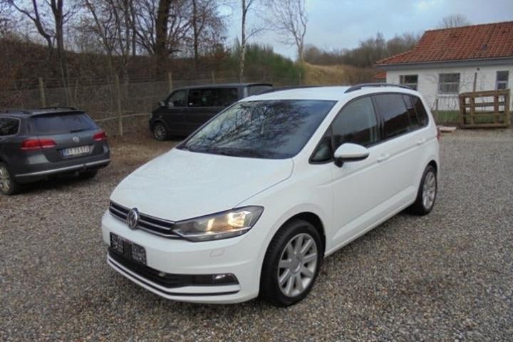 Hvid VW Touran fra 2019 set udefra
