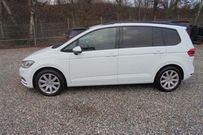 Hvid VW Touran fra 2019