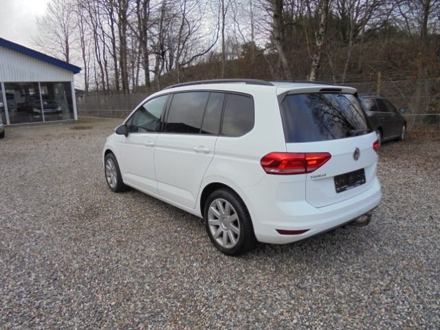 Hvid VW Touran fra 2019