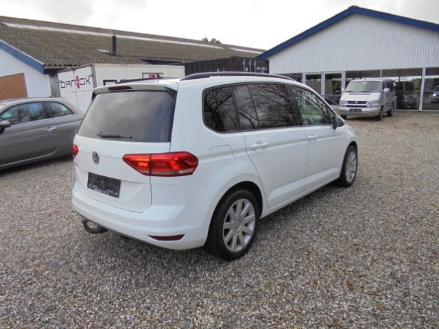 Hvid VW Touran fra 2019