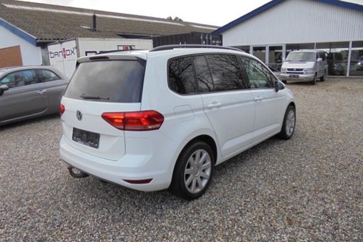 Hvid VW Touran fra 2019