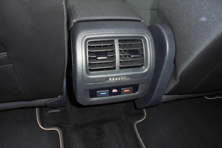 Hvid VW Touran fra 2019