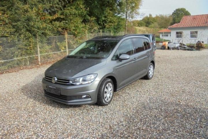 Grå VW Touran fra 2018