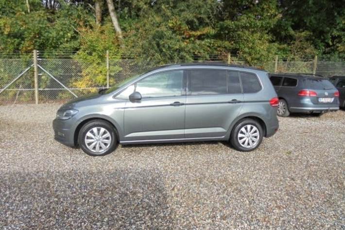 Grå VW Touran fra 2018