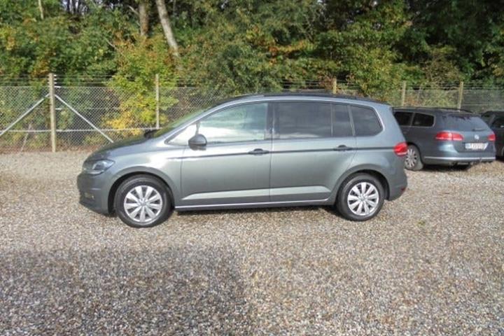 Grå VW Touran fra 2018