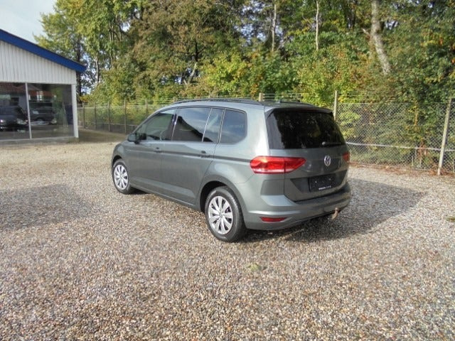 Grå VW Touran fra 2018