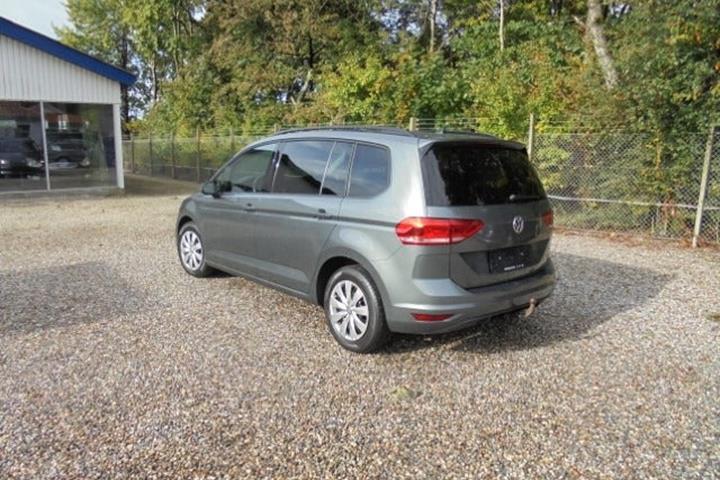 Grå VW Touran fra 2018