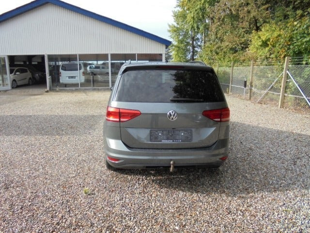 Grå VW Touran fra 2018