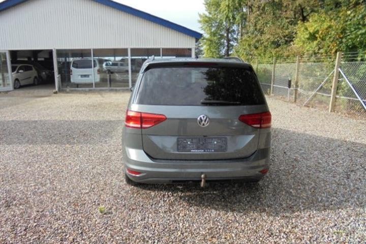 Grå VW Touran fra 2018