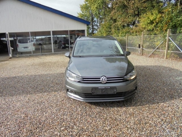 Grå VW Touran fra 2018