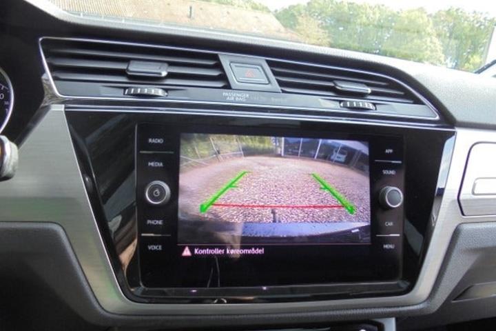 Grå VW Touran fra 2018