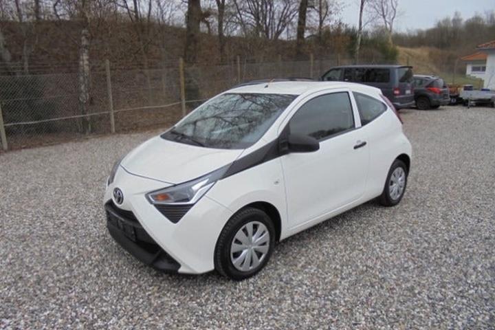 Hvid Toyota Aygo fra 2019 set udefra