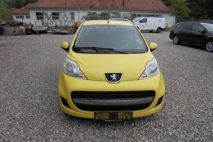 Gul Peugeot 107 fra 2009