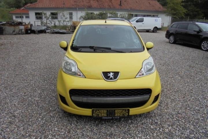 Gul Peugeot 107 fra 2009