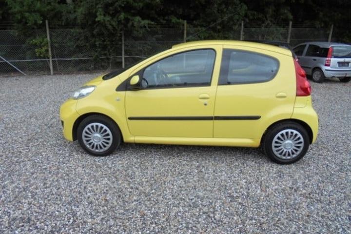 Gul Peugeot 107 fra 2009