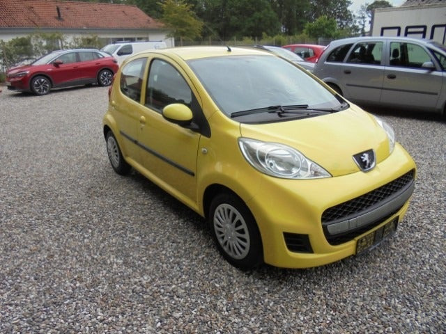 Gul Peugeot 107 fra 2009