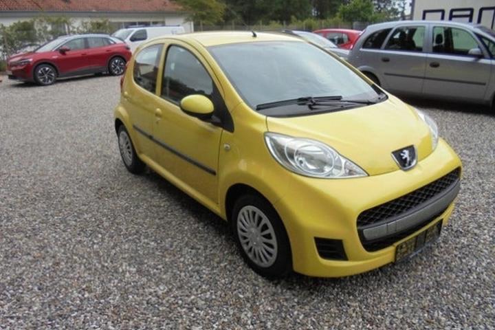 Gul Peugeot 107 fra 2009