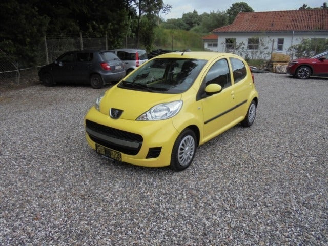Gul Peugeot 107 fra 2009