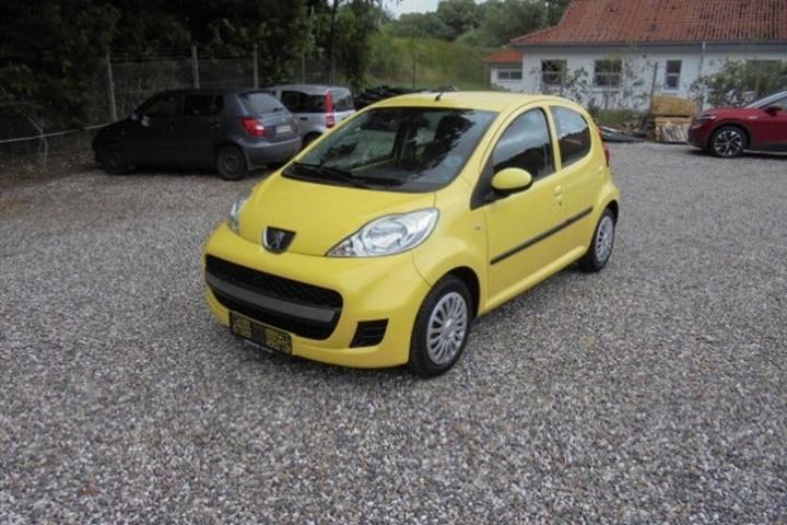 Gul Peugeot 107 fra 2009