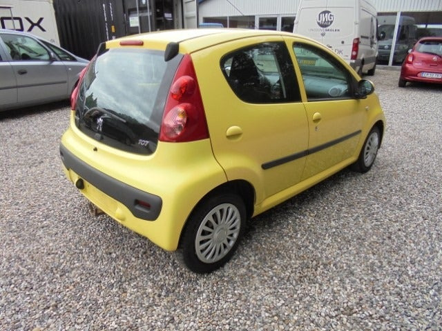 Gul Peugeot 107 fra 2009