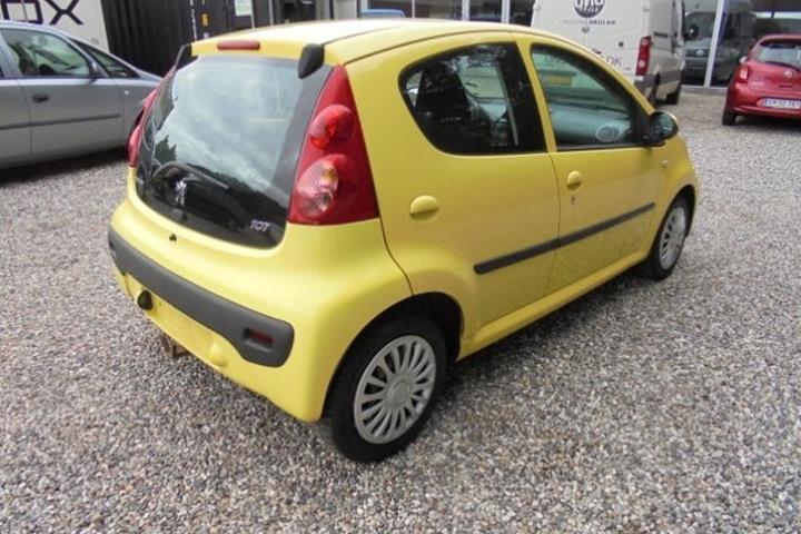 Gul Peugeot 107 fra 2009