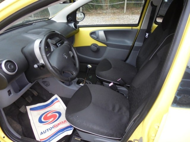 Gul Peugeot 107 fra 2009