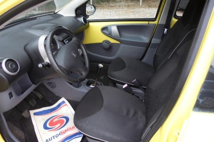 Gul Peugeot 107 fra 2009