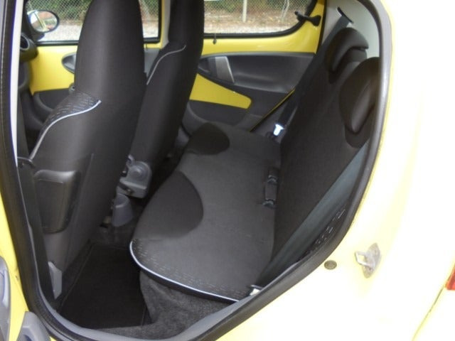 Gul Peugeot 107 fra 2009