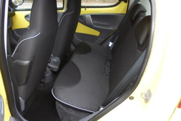 Gul Peugeot 107 fra 2009