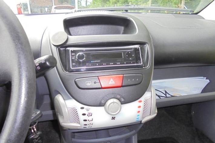Gul Peugeot 107 fra 2009