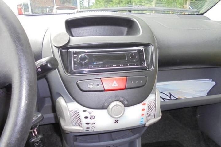 Gul Peugeot 107 fra 2009