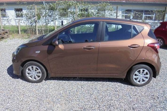 Brun Hyundai i10 fra 2017