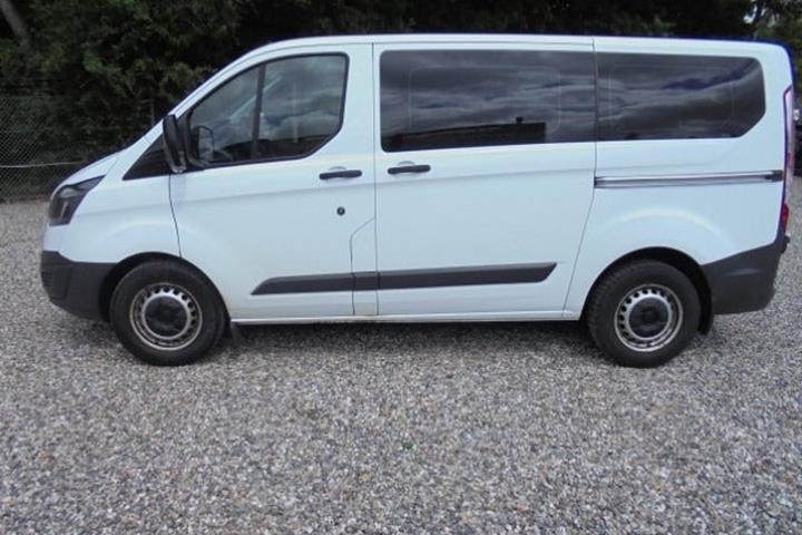 Hvid Ford Transit Custom Kombi 310 L2 fra 2018 set udefra